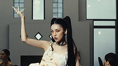 ITZY イェジ、ツアーの合間に鏡セルカ…デニムショーツ姿で近況届ける