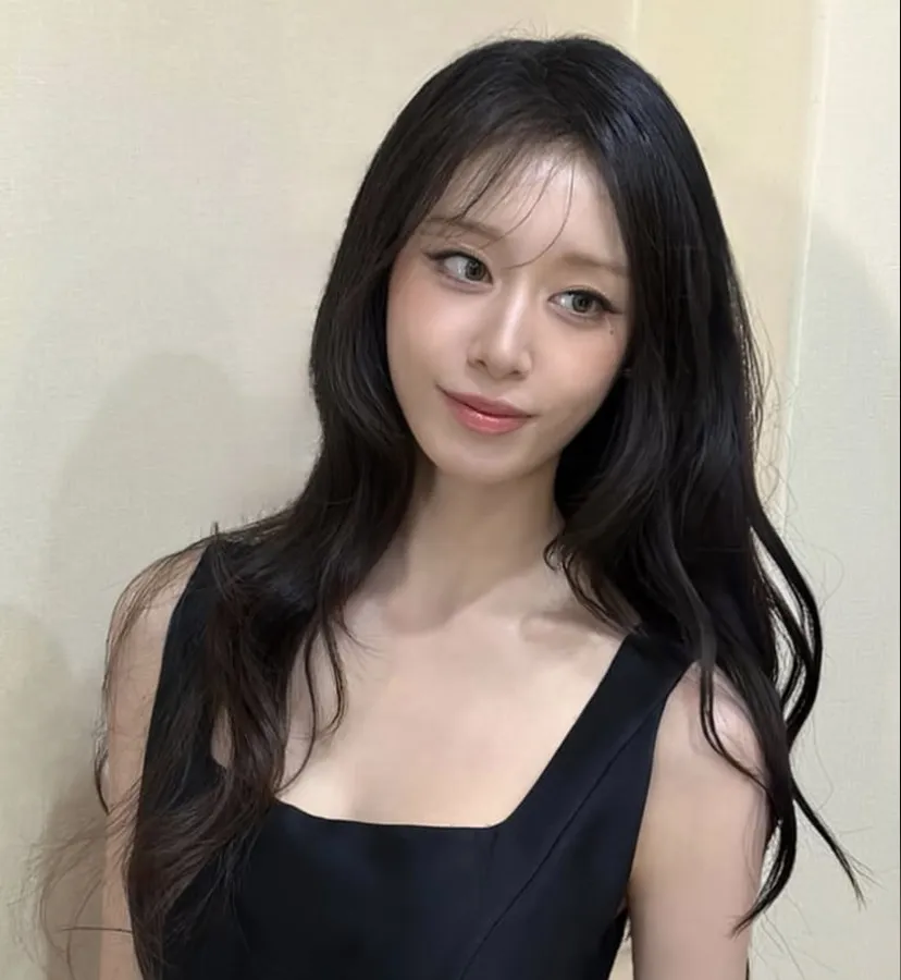 Ji-yeon de T-ara posa con un elegante vestido negro