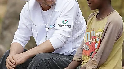 Shin Hyun-joon y Kim Kyung-mi visitan un campo de refugiados en Burundi y conocen el hamb…