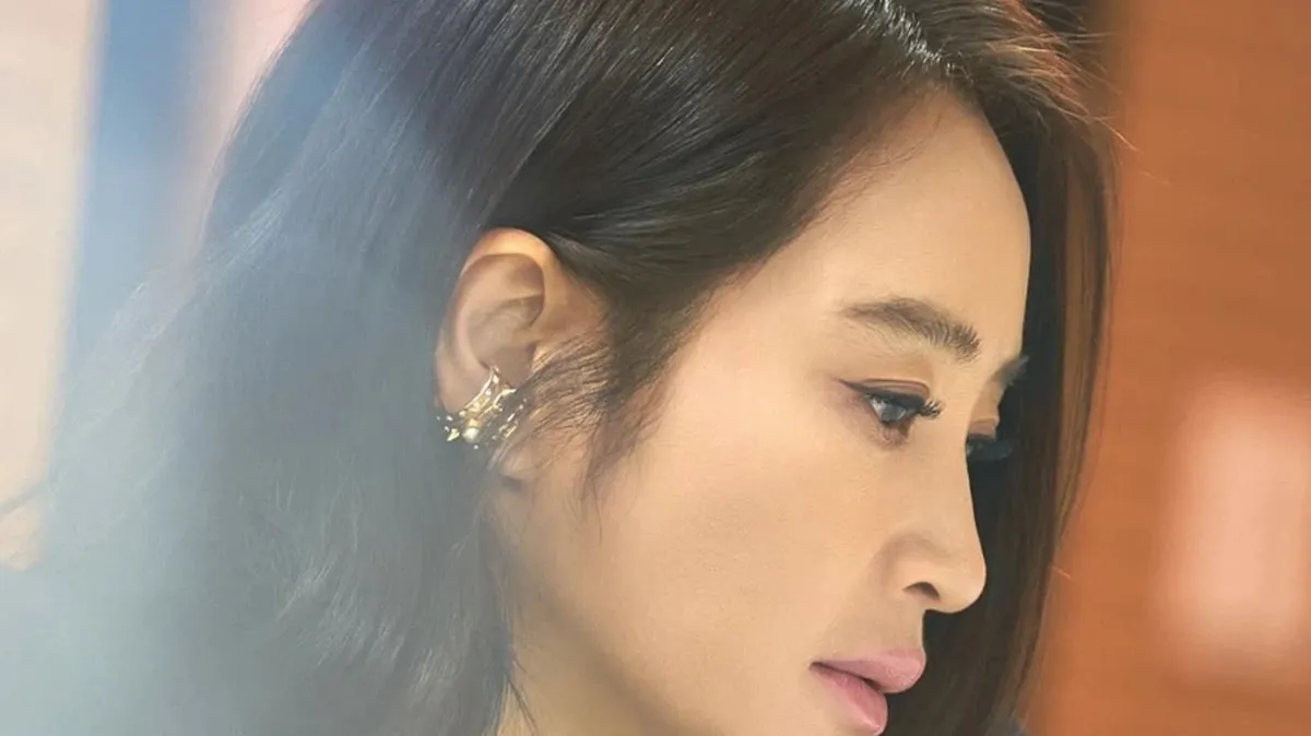 Kim Hye-soo muestra su perfil en las imágenes de la serie de Coupang Play 'No es el adulterio el problema ahora'