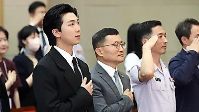 BTS RM, 김홍도 전시로 첫발…국립중앙박물관 첫 글로벌 얼굴