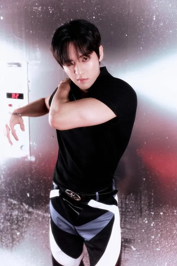 Lee Min-hyuk cautiva con su mirada intensa en las fotos conceptuales 'Spicy' de su nuevo sencillo 'Temperature'
