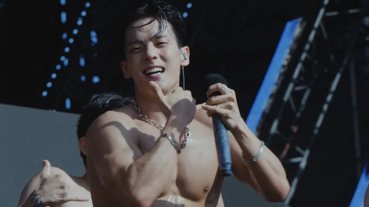 HUTA(イ・ミンヒョク)、WATERBOMB SEOUL 2026のステージでマイクを手にパフォーマンス