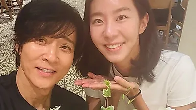 チェ・スジョンの舞台にユイが大きな花束…8年続く親子の絆がまた温まる
