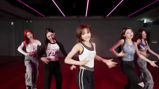 키키(KiiiKiii), 'Candy Pink Magic Hole Flip Phone (나 어떡해)' 안무 영상 공개