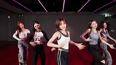 키키(KiiiKiii), 'Candy Pink Magic Hole Flip Phone (나 어떡해)' 안무 영상 공개