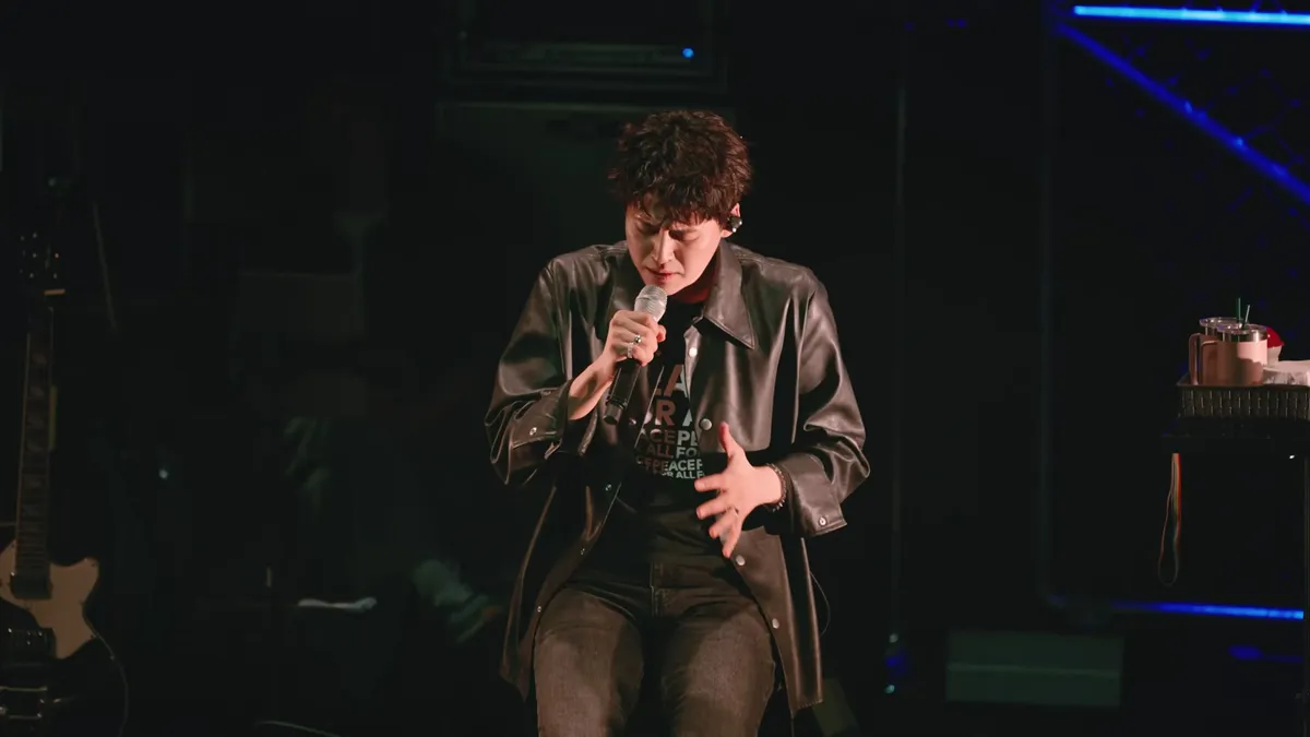 Lee Solomon interpreta 'When I was your man' en el escenario