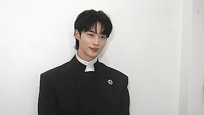 Byeon Woo-seok roba miradas en KMA 2026 con traje negro total antes de su gira asiática