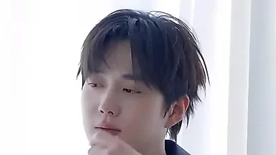 "컨셉은 비주얼이죠" 수호, 화보 촬영장에서 보여준 여유로운 미소