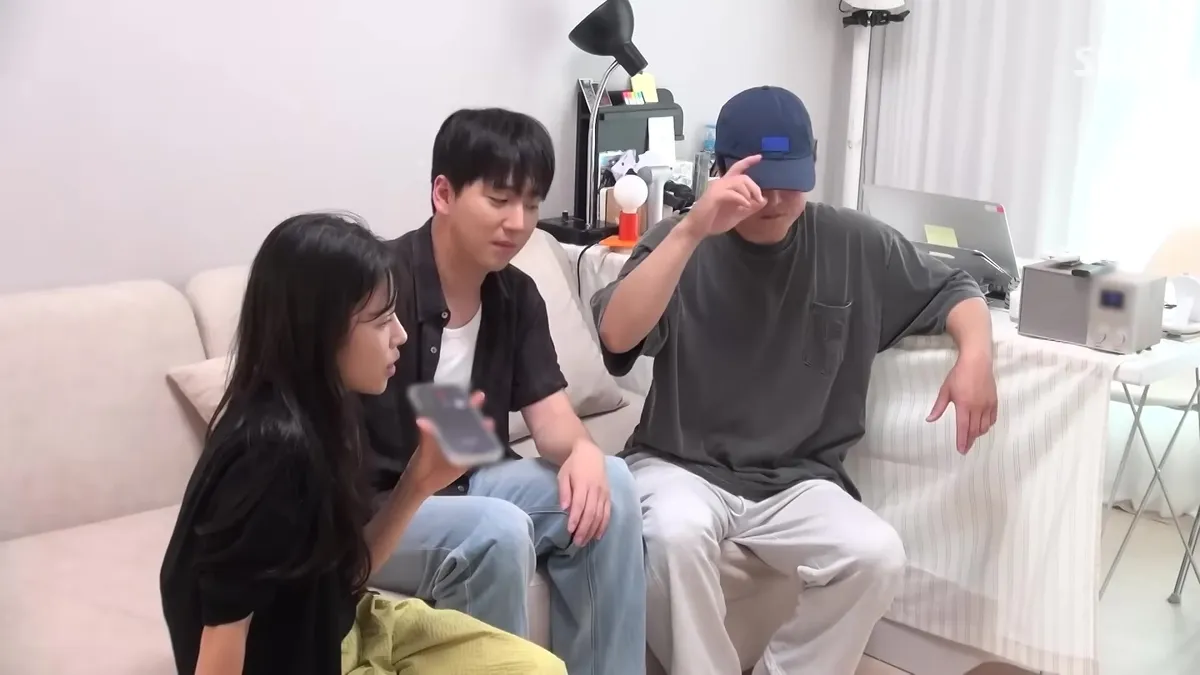Min Do-hee chatting with the Reply members at home