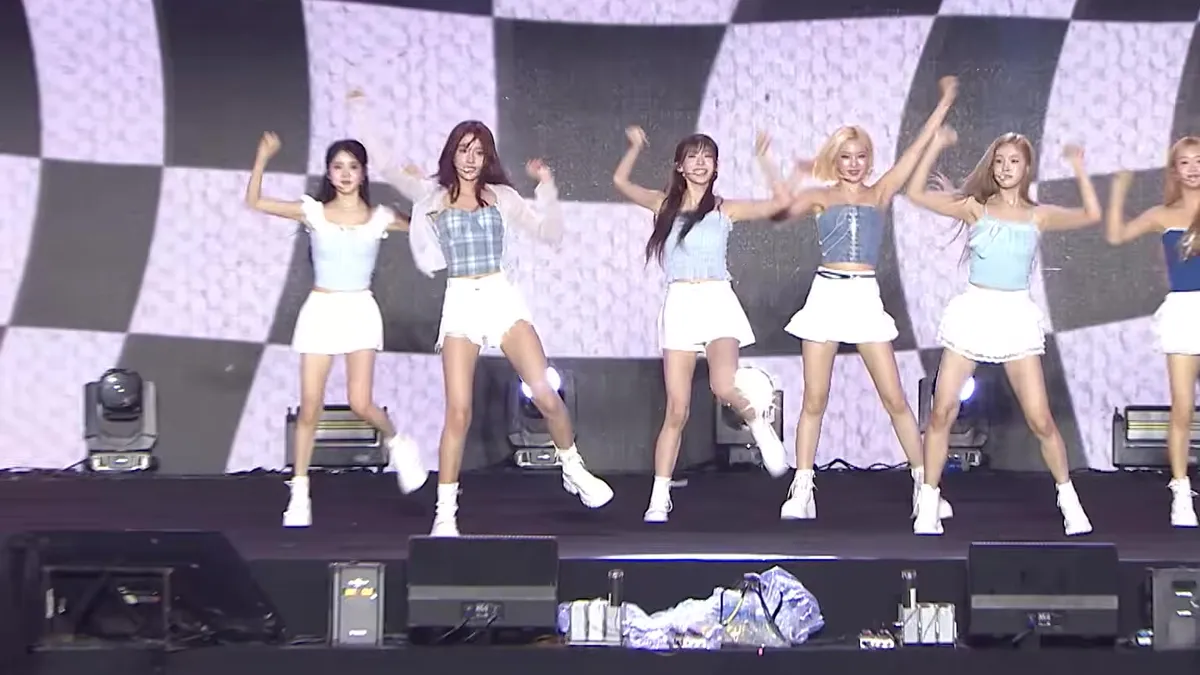 STAYC presenta su escenario 'Teddy Bear' en el K-POP SUPER LIVE del Festival de Lodo de Boryeong 2026