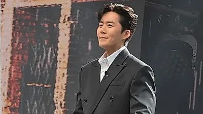 Eru bows low, then sings 'Black Glasses' in 4-year return