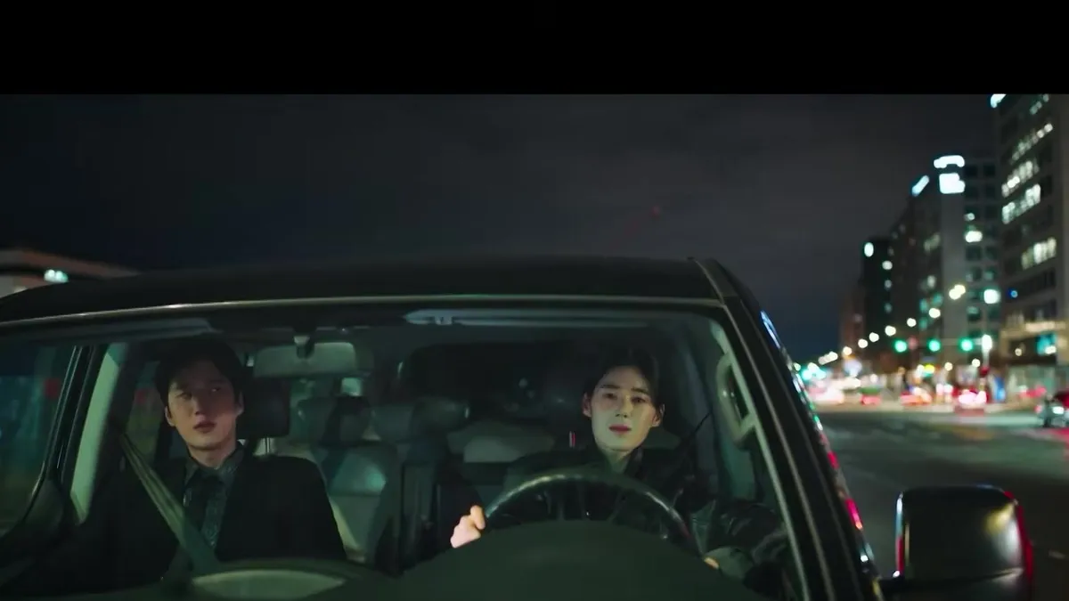 Jin Yi-soo y Ju Hye-ra compartiendo un momento en un coche durante la noche
