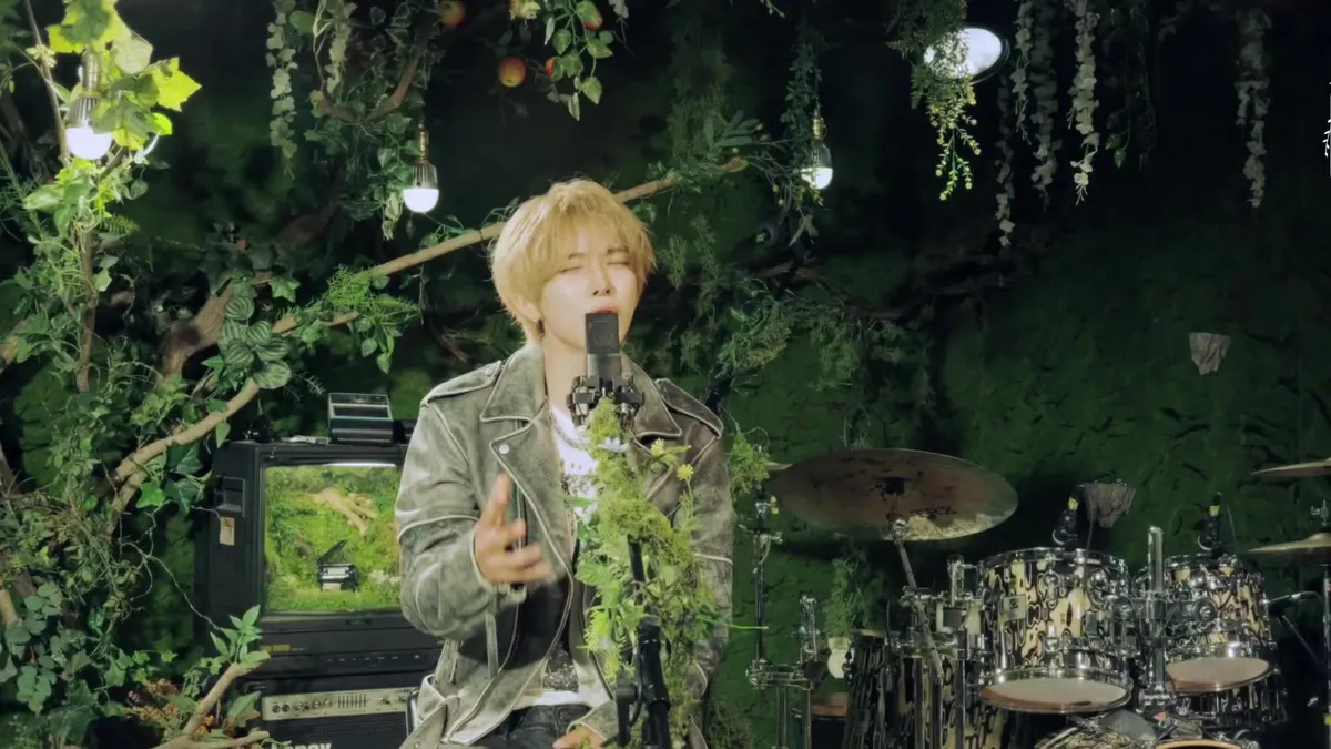 Park Jun-il Sings in a Forest-Decorated Live Set