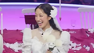 Mina Sue Choi busca su debut como modelo entre velo de novia, hoodie y vibra teen