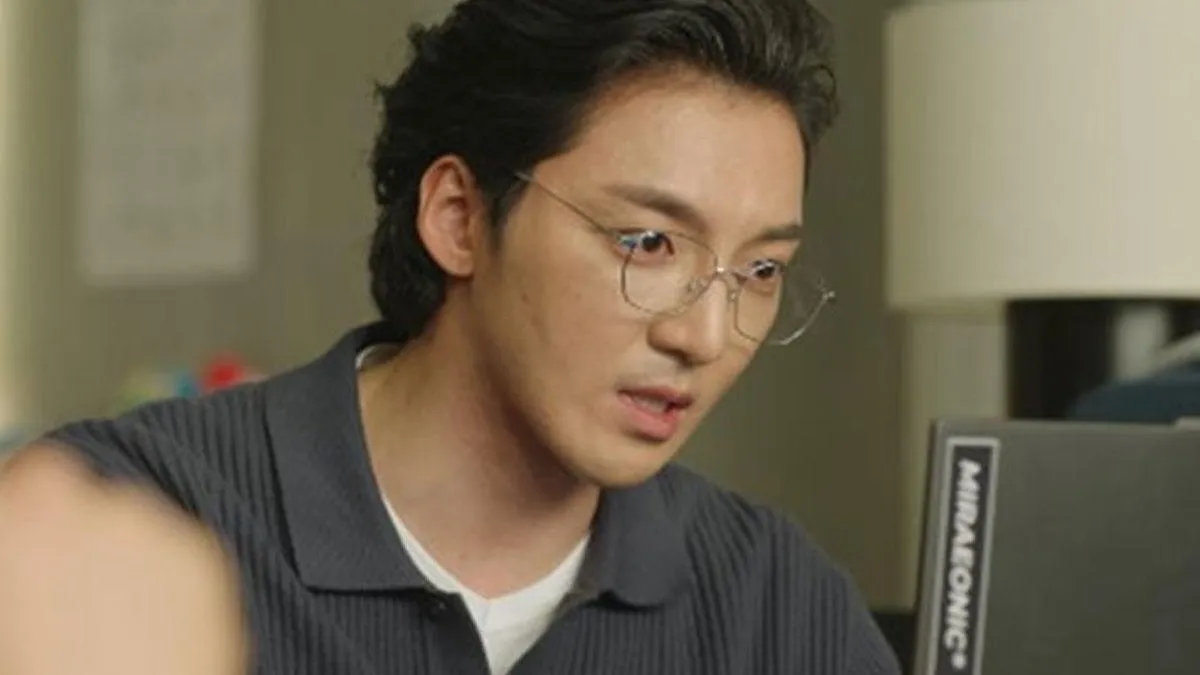 Actor Hwang Hee, who plays the fixer Je-gil in the JTBC drama Apartment