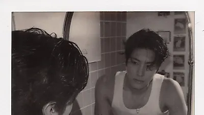 The Boyz’s Eric (SHINHWA) shares a sleeveless mirror moment
