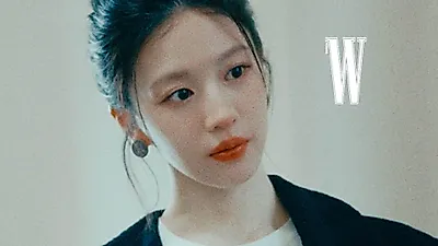 Ko Yoon Jung se adentra entre las May Rose de Grasse en una portada con aire a perfume Ch…