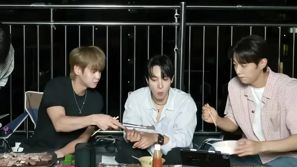 Los miembros de Highlight comparten una comida durante una transmisión en vivo en una noche de verano