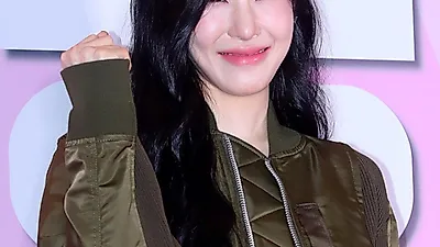Tiffany Young opens Edge of Calm with red curtains and an Asia tour