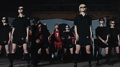 ATEEZ lleva Bad Liar a The Kelly Clarkson Show con 168 segundos de coreografía sincroniza…
