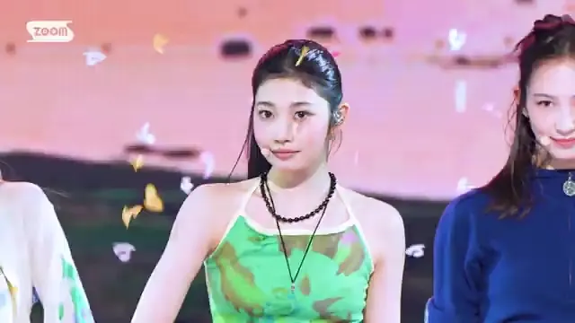 TUID SAKI、SBS Inkigayo『SUN KISS』ステージで正面を見つめる — YouTube: SBSKPOP ZOOM