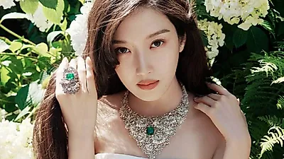 Moon Ga-young se confiesa entre joyas de Damiani y habla de sus cientos de vidas