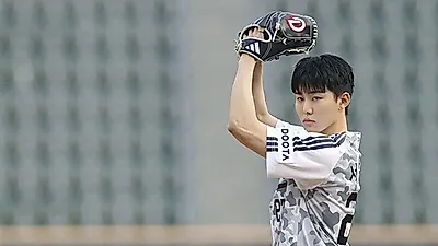 Seo Beom-june lanza la primera bola en el Baseball Day de Doosan Bears en Jamsil