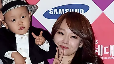 Kim So-hyun muestra a Son Juan con traje y baquetas: su hobby llega al escenario