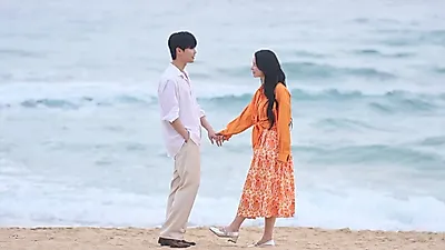 Lim Ji Yeon y Heo Nam-jun se dejan ver con un non la en el mercado nocturno de Phu Quoc