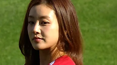Kang So-ra Returns to Sajik Mound After 14 Years to Throw First Pitch in Red Lotte Uniform
