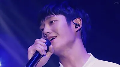 Jung Hae-in joins CNBLUE at FNC KINGDOM's floating bazaar