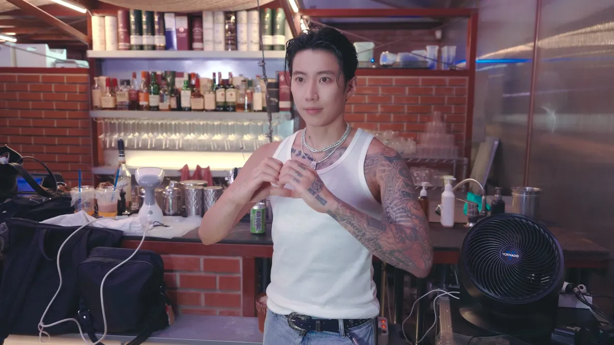JAY PARK、FLIRTYメイキング現場で撮影準備に挑む姿を公開