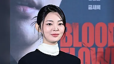 Jung So-ri muestra su pausa más serena entre árboles, lejos de la tensión de Bloody Flower