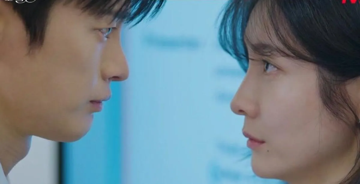 Kang Si-woo y Cha Ji-yoon se miran intensamente en una escena del drama de tvN 'Tomorrow Also Work!'