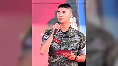 Jung Dong-won salutes in Marine uniform as fans brave the heat