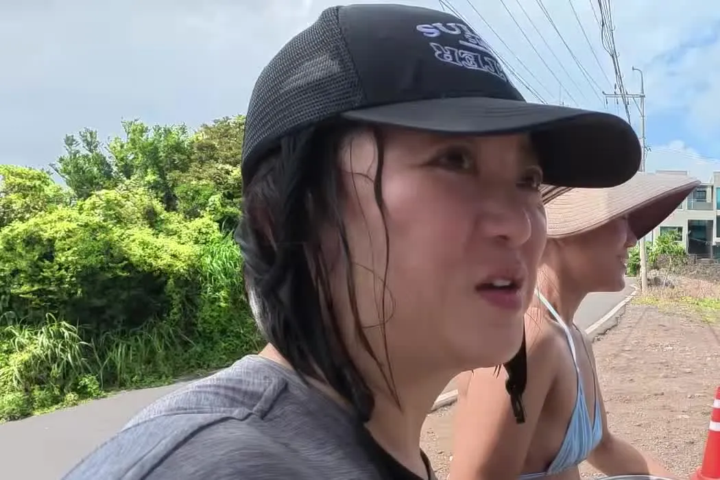 Kim Sook y Ra Mi-ran conversan frente a un restaurante en la costa de Jeju — YouTube: Kim Sook TV
