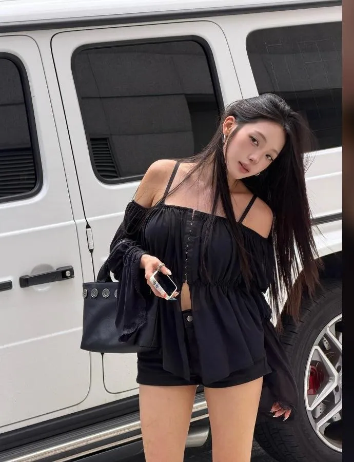 Noh Ji-sun cautiva con un estilo 'all black' frente a un vehículo blanco