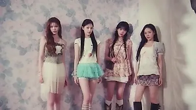 이즈나, 일본 데뷔곡 'DUMB HOT!' 뮤직비디오 공개... 강렬한 에너지 담았다
