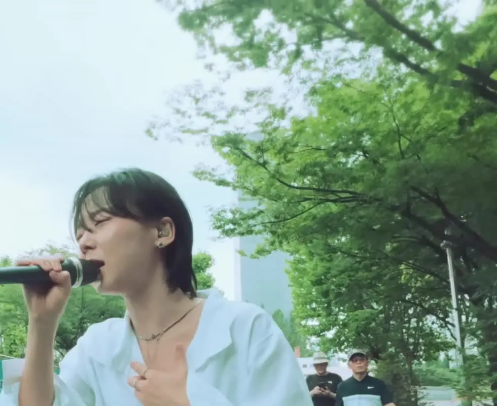 Kim Bo-kyung interpretando en vivo su nueva canción 'Cuna de las Estrellas'