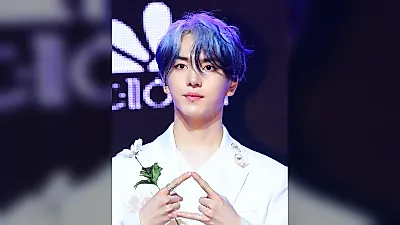 Kino de PENTAGON rompe el silencio con una selfie de cerca y auriculares al cuello