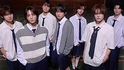 AEN se viste de uniforme y deja pistas de su debut entre libros, notas y casilleros
