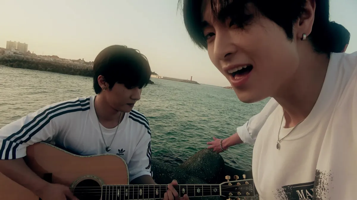 CATCH THE YOUNG graba escenas de su video musical tocando la guitarra en la playa