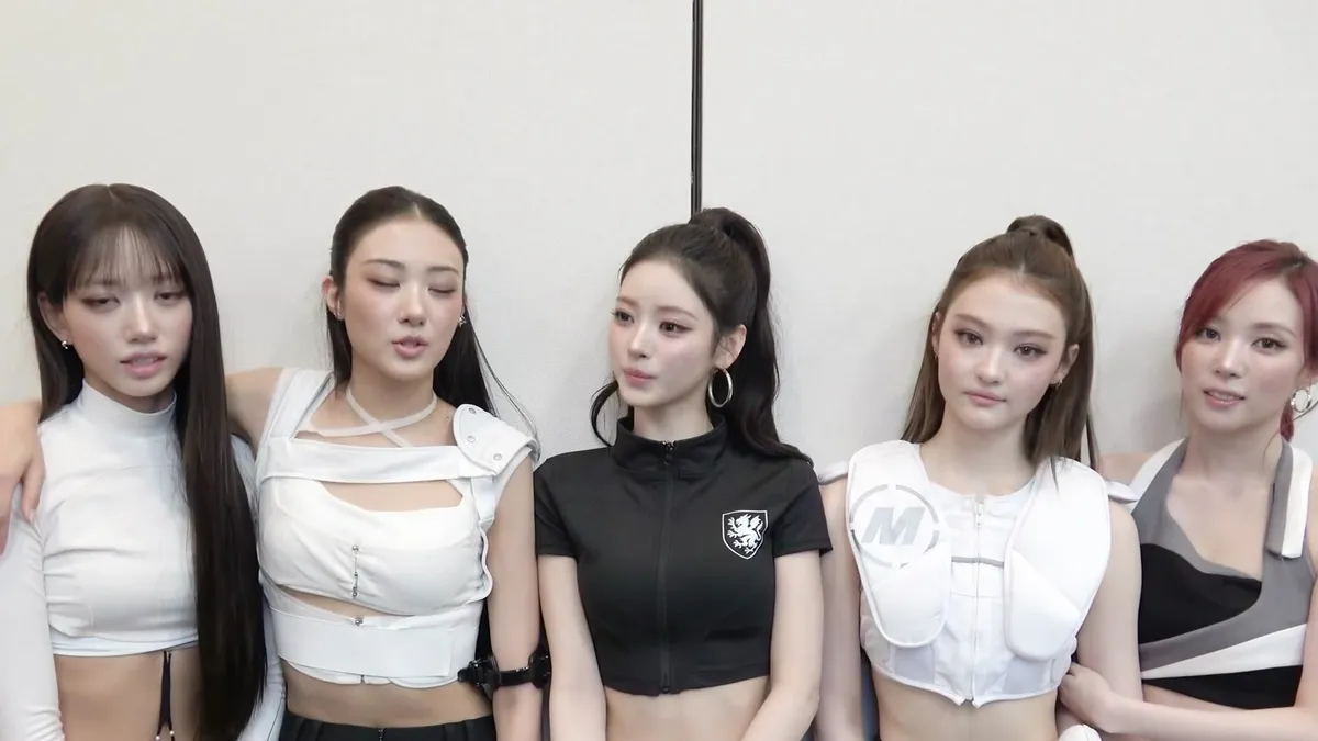MEOVV、2026 SBS歌謡大祭典SUMMERの舞台裏でメンバーたちが待機する姿を公開