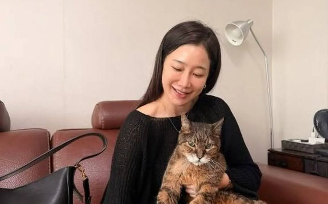 La actriz Kim Ha-young comparte el estado de salud de su gato Woong-i, quien padece demencia