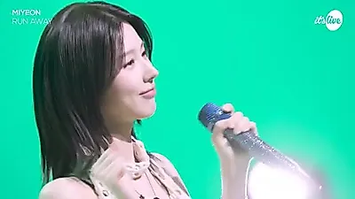 Miyeon lets 'RUN AWAY' soar in a stripped-back band live stage