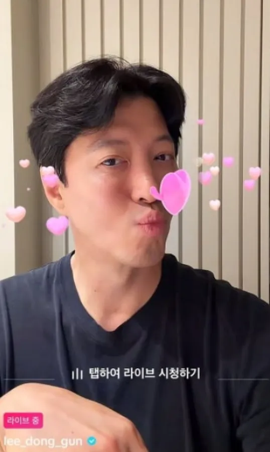 俳優イ・ドンゴン、TikTokライブでファンと交流し近況を報告