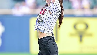 ハ・ジウォン、フェンウェイのマウンドへ…韓国俳優初のMLB始球式に練習重ねた一球