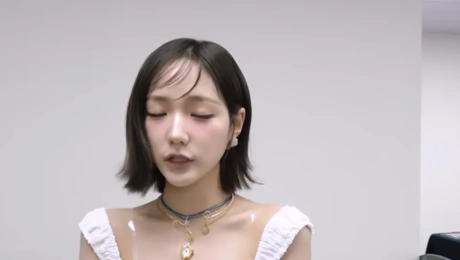Ji-yu Conducts Waiting Room Interview in Busan One Asia Festival Behind-the-Scenes Video