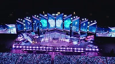 BTS sube ‘NORMAL’ al Hot 100 y deja ver, desde un baño, el peso de vivir bajo los reflect…